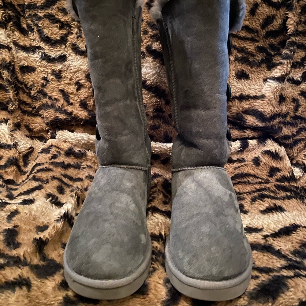 Ugg Button Bailey - image 1